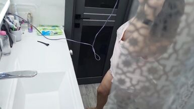 MY STEPMOM IS CRAZY!!! SHE DOESN'T HESITATE TO COME INTO MY BATHROOM WHEN I'M WASHING - 4 image