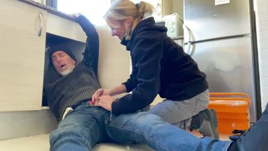 PIPE AU PLOMBIER DANS MA CUISINE - FEMME CHAUDE