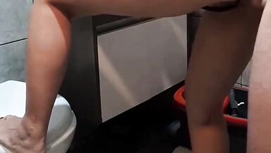 Jai baisé la femme de mon voisin comme un fou dans la douche et jai joui sur elle. - 12 image