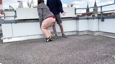 No matter how hard the plump mother-in-law tried, pissing splashed all over her legs - 4 image