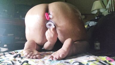 MILF beugt sich für Rückenaufnahmen mit Dildo vor - 14 image