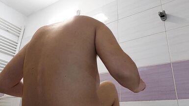 Geile Mutter zieht sich aus und masturbiert mit Stöhnen. Freche sexy Milf probiert nackte Kleidung an. Behaarte Latina-Muschi probiert Kleidung an - 2 image