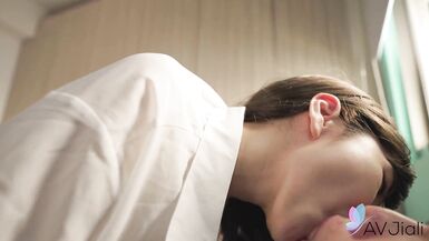 Rina, une jeune femme brune et chinoise, samuse avec un homme en chaleur.