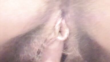 Regardez ma grosse chatte poilue qui a toujours besoin dune grosse bite bien dure pour me baiser. - 13 image