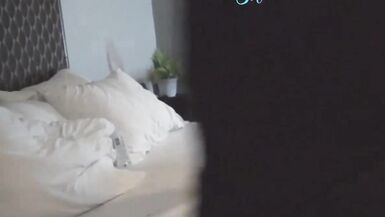 femme chaude de la rue au motel dans la chambre à cheval et à quatre pattes - 2 image