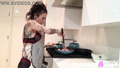 Joanna Angel si scopa con il dildo dopo averlo ingoiato dal culo grosso - 10 image