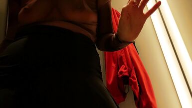 Amateur Frau versucht auf Kleidung. haarige Muschi, sexy Brünette, großer Arsch, sexy Kleidung, Höschen, Socken, Shorts, Strumpfhosen - 3 image
