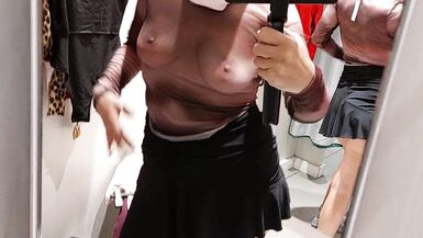 Amateur Frau versucht auf Kleidung. haarige Muschi, sexy Brünette, großer Arsch, sexy Kleidung, Höschen, Socken, Shorts, Strumpfhosen - 5 image