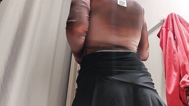 Amateur Frau versucht auf Kleidung. haarige Muschi, sexy Brünette, großer Arsch, sexy Kleidung, Höschen, Socken, Shorts, Strumpfhosen - 7 image