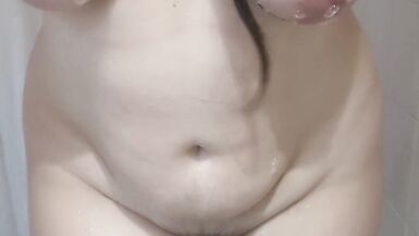 Milf hat einen Quicky mit sich selbst