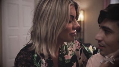 Addyson James fucks Ricky 西班牙语音乐视频 - 2 image