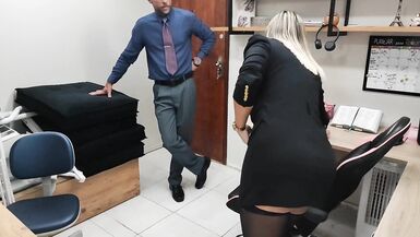 Filmée, jai négocié le silence et ma liberté en offrant mon cul au chef de la sécurité pour quil le baise et le remplisse de sperme jusquà ce quil déborde. Luna Oliveira et Vagninho - 2 image