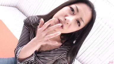 La MILF japonaise Kaede Kuroki prend une bite à travers son jean déchiré