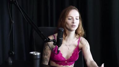 Elle a dit à sa mère quelle ne croyait pas en lamour et sest rendue à une orgie avec son amie et... - Debora Esteves (WATCH : SHEER/RED) - 2 image