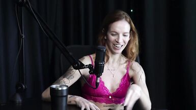 Elle a dit à sa mère quelle ne croyait pas en lamour et sest rendue à une orgie avec son amie et... - Debora Esteves (WATCH : SHEER/RED) - 9 image