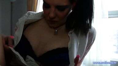 Mon mari adore me filmer en train de jouer avec ma chatte et mes sex toys jusquà ce que je jouisse... - 2 image
