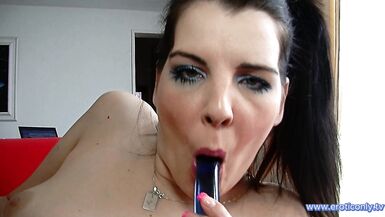 Mon mari adore me filmer en train de jouer avec ma chatte et mes sex toys jusquà ce que je jouisse... - 8 image