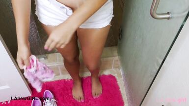 Niedliche Teenie-Blondine duscht - 15 image