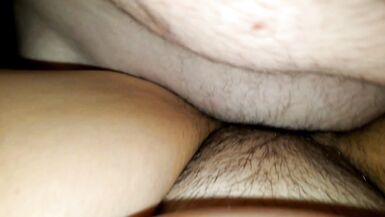 Sesso di coppia reale fatto in casa. Marito scopa la figa pelosa della moglie mentre lei sborra sul suo cazzo - 15 image