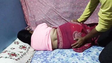 Une belle fille indienne en train de faire lamour avec son amant