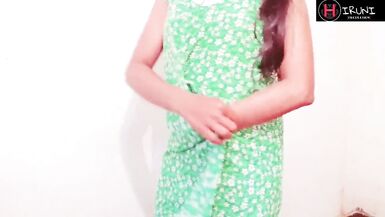 Sıcak deneyimsiz Hintli üvey anne büyük Göğüsler gösterir ve parmaklanır ve mastürbasyon yapar