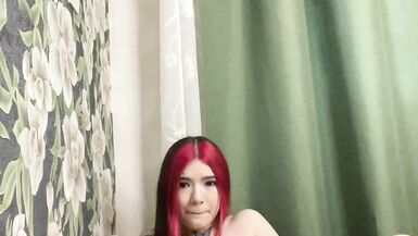 Heiße Milf entspannt sich beim Spielen mit ihrer Muschi