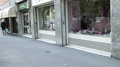 La femme la plus sexy avec une chatte poilue baisée et éjaculée dans la bouche par une énorme bite damateur. - 2 image