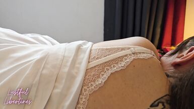 Condividere il letto con una matura matrigna seducente - 6 image