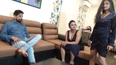 dos chicas desi fueron a casa de su jefe. El jefe las engañó y folló. - 2 image