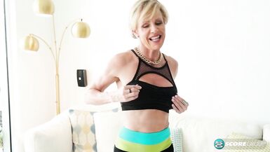 A swinging 56-year-old makes herself cum - 3 image