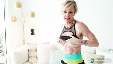 A swinging 56-year-old makes herself cum - 6 image
