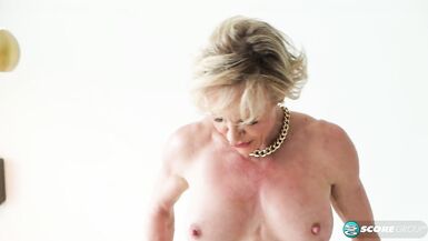 A swinging 56-year-old makes herself cum - 9 image