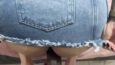 Je navais pas de culotte, il a soulevé ma jupe et ma baisée si fort que jai fait un espagnol jusquà ce quil remplisse mes gros seins de sperme. - 6 image