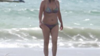 Sulla spiaggia, masturbazione reciproca con la matrigna, grande sborrata sulla sua figa pelosa - 2 image