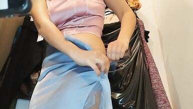 Freche sexy Milf probiert nackte Kleidung an. Latina haarige Muschi versucht auf Kleidung im Bett. - 15 image