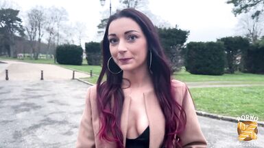 Angela, jolie chatte, toujours à la recherche dune bite