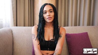 Agile King Noir ligote et baise Julie Kay, une renarde à la chatte bien taillée !