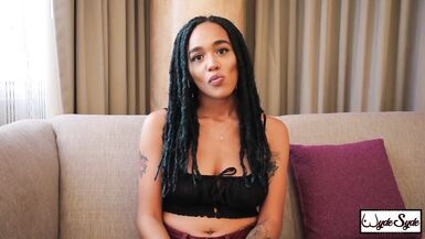 Agile King Noir ligote et baise Julie Kay, une renarde à la chatte bien taillée !