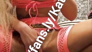 Katia Star skinny fit blonde gefälschte Titten Bimbo in sexy rosa Outfit spielt mit ihrer Pussy und Cums alle über diesen Dildo - 14 image