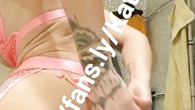 Katia Star skinny fit blonde gefälschte Titten Bimbo in sexy rosa Outfit spielt mit ihrer Pussy und Cums alle über diesen Dildo - 2 image