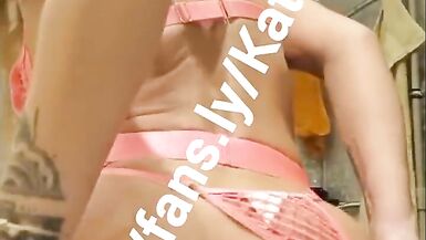 Katia Star skinny fit blonde gefälschte Titten Bimbo in sexy rosa Outfit spielt mit ihrer Pussy und Cums alle über diesen Dildo - 3 image