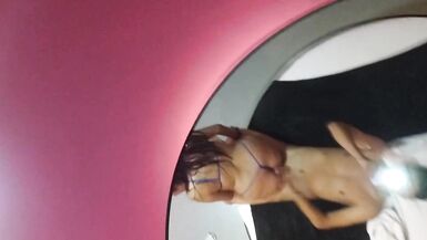 femme dansant et séduisant un garçon vierge avec un micro string sexy et suçant sa bite avant quil ne jouisse en elle - 4 image