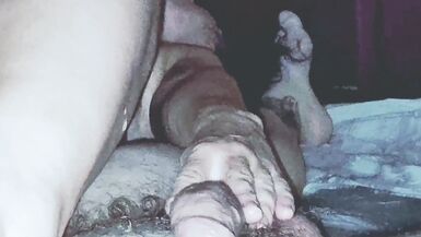 Milf nuda si masturba con il cazzo / Moglie troia che si fa fare una sega / Telecamera nascosta - 14 image