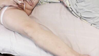 Sexy Blondine masturbiert nasse Muschi im Schlafzimmer am Morgen starken Orgasmus und Squirt. Alter Nachbar betritt Zimmer. Solo. Muschi-Masturbation. Mädchen masturbiert. Alte Unerfahrene. Tabu. Familiensex. Fingern. Ehefrau - 12 image