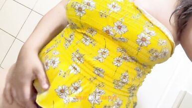 Ta tante Emma est très excitée ! Dabord, elle suce ses gros seins et masturbe sa chatte poilue et serrée ! - Veux-tu la goûter  - 2 image