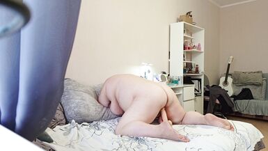 La belle-mère exhibe tous ses charmes en se masturbant la chatte avec des sex toys - 11 image