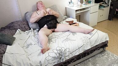La belle-mère exhibe tous ses charmes en masturbant sa chatte poilue avec des sex toys - 3 image