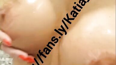Katia Star blonde tätowierte skinny fit gefälschte Titten Bimbo kommen beobachten mich Öl bis meine großen Titten reiten einen Dildo und cum alle über sie - 14 image
