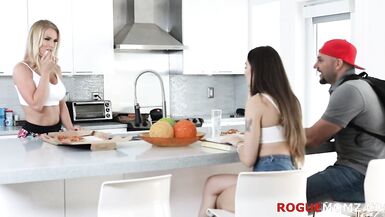 Schritt Tochter fickt MOMs MAN - 2 image