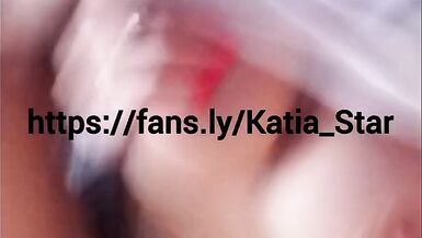 卡蒂娅-斯塔（Katia Star）瘦削健美的假奶子双峰美女在摄像头上自慰并射精